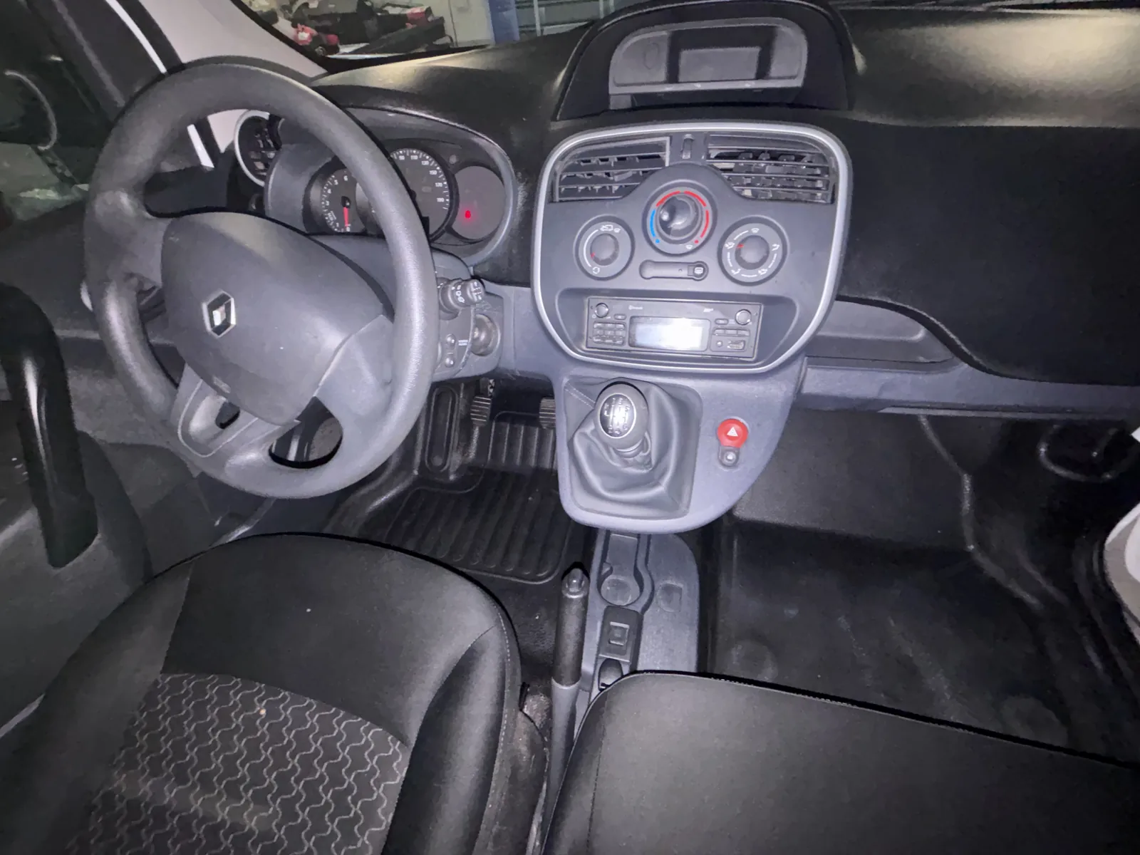 Console Renault Kangoo après intervention — propre, zones techniques nettoyées