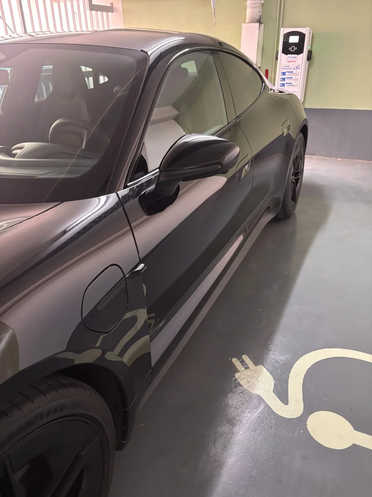 Carrosserie Porsche après nettoyage — profil propre et brillant