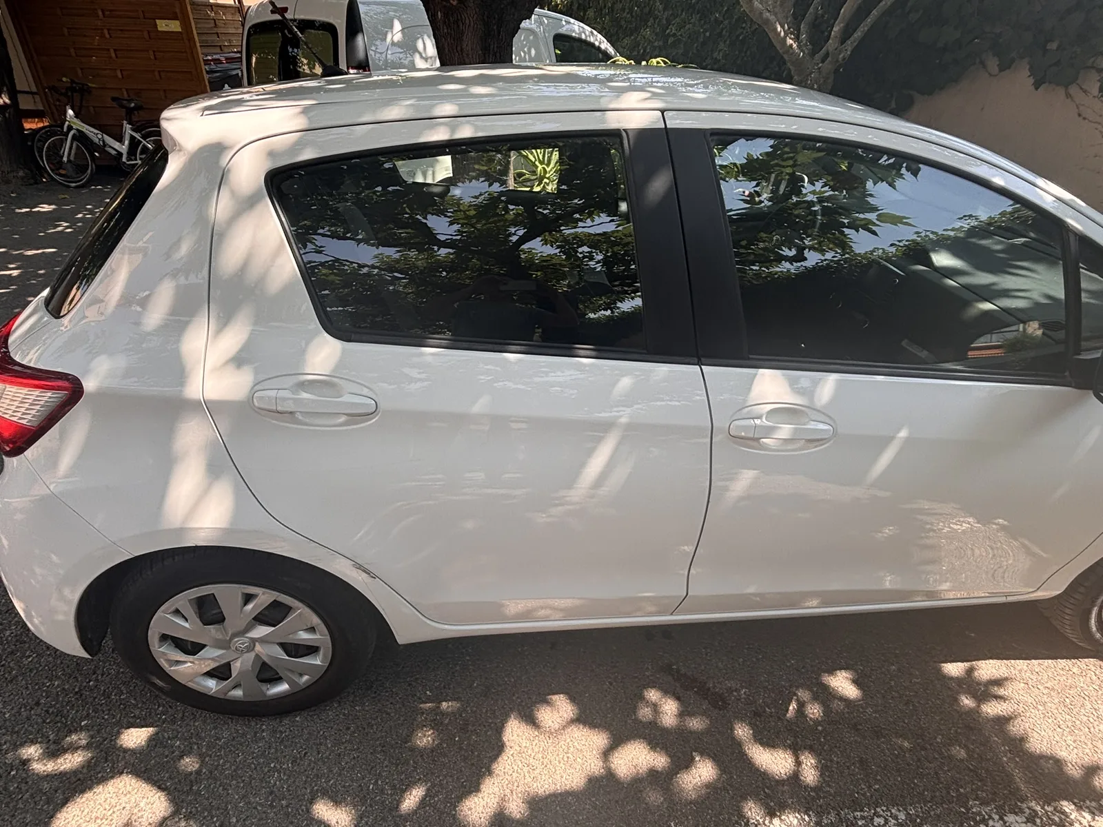 Toyota Yaris après nettoyage — carrosserie propre et brillante côté conducteur