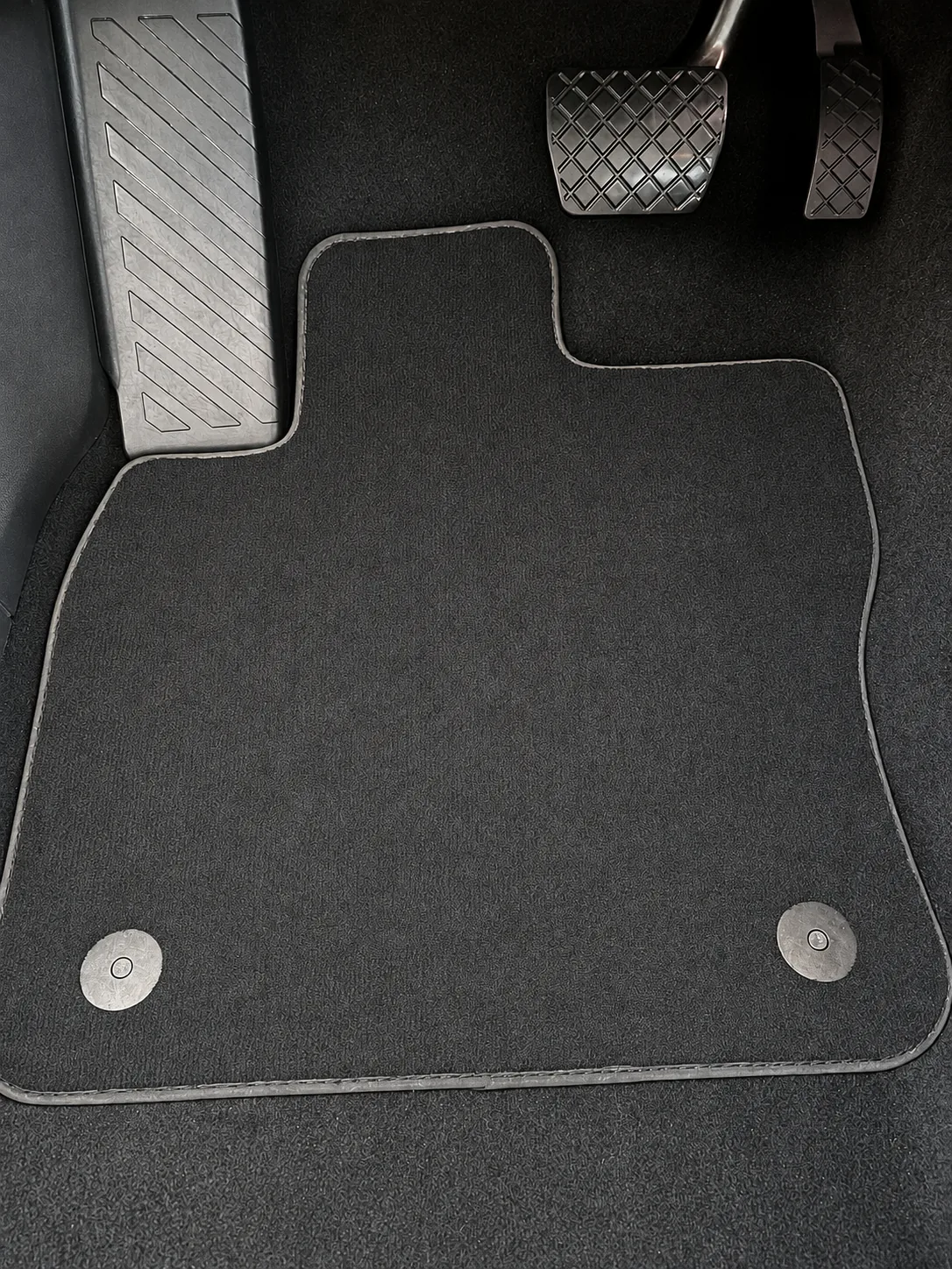 Tapis conducteur Volkswagen après nettoyage — tapis propre et assaini