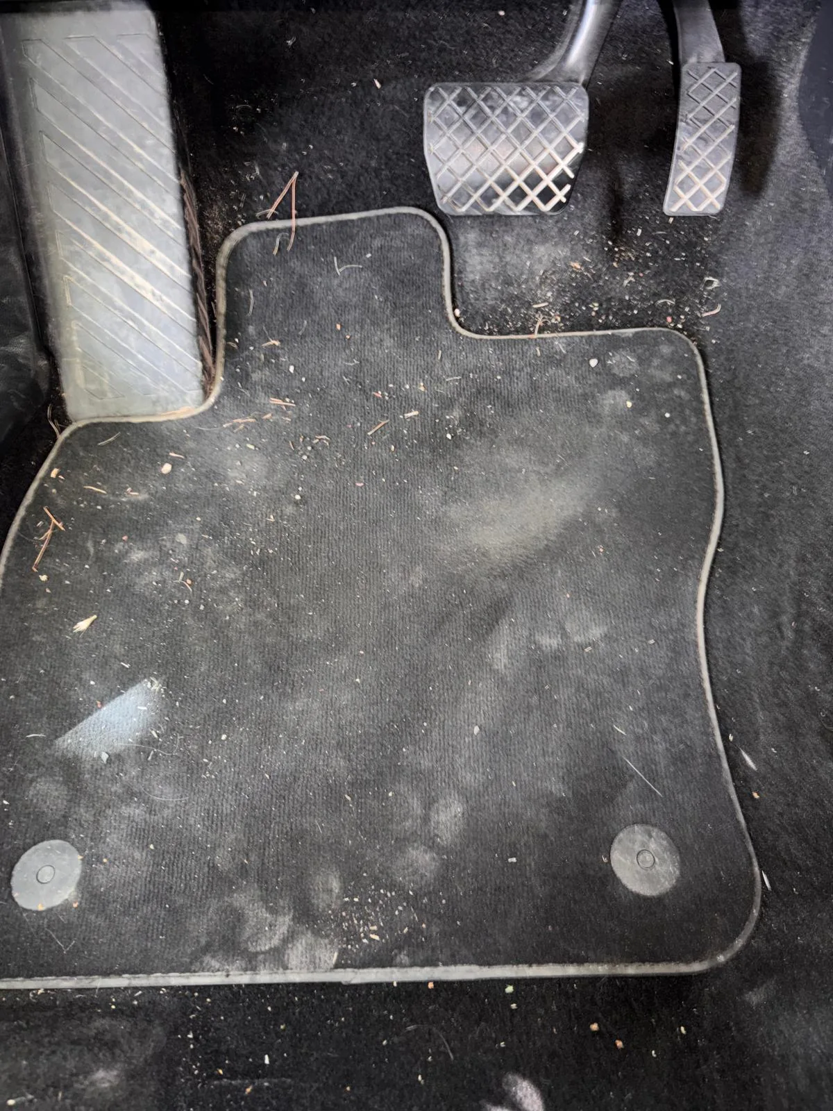 Tapis conducteur Volkswagen avant nettoyage — tapis encrassé avec débris